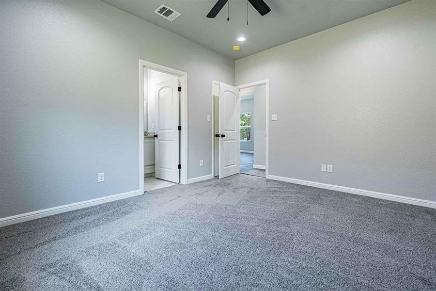 Spacious, unfurnished interior of a new home in , Granbury (Image 15).