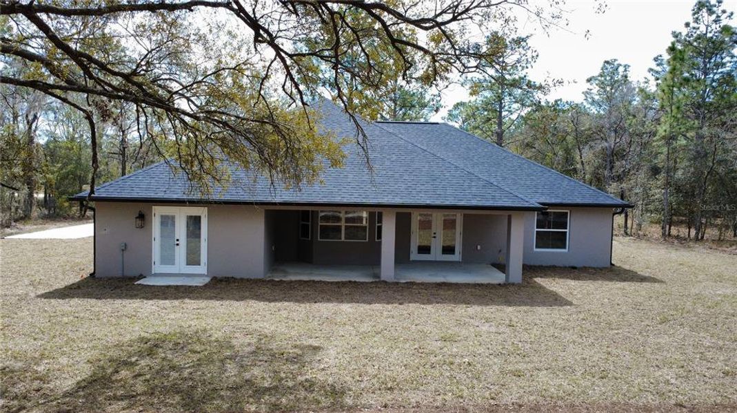 Exterior details and patio area of a home in , Dunnellon (Image 19).