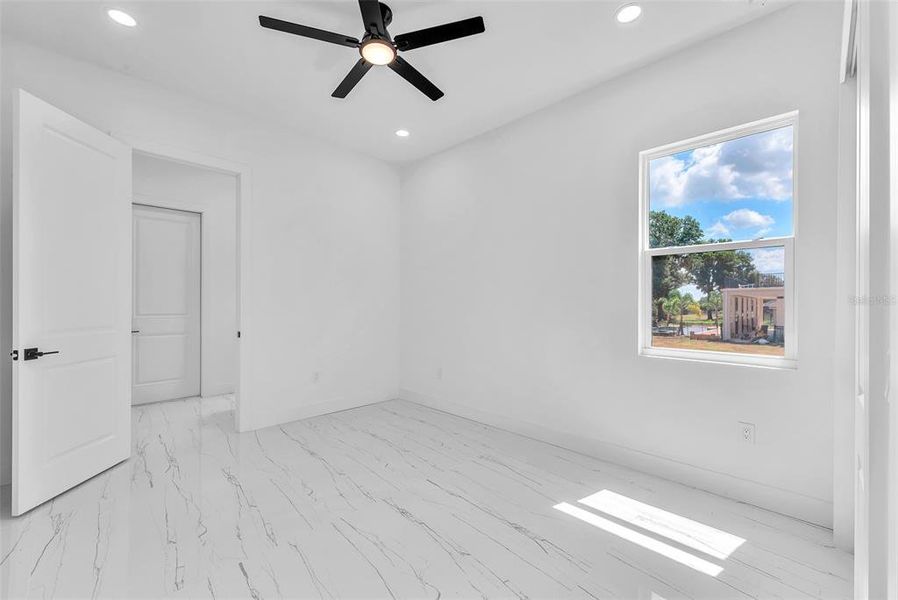 Spacious, unfurnished interior of a new home in , Thonotosassa (Image 20).