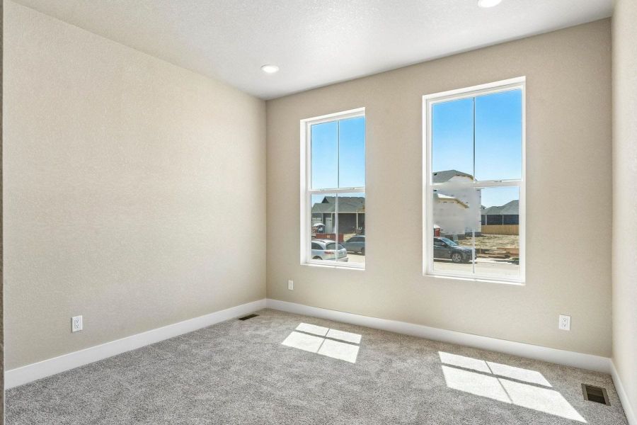 Spacious, unfurnished interior of a new home in The Glen-12, Colorado Springs (Image 12).