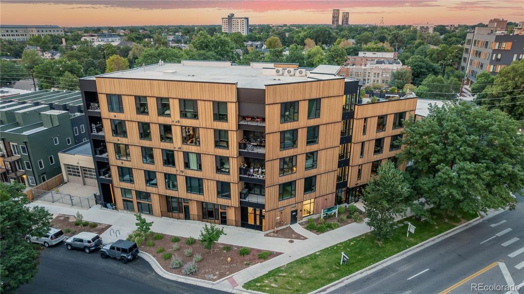 Condo located in Denver, CO showcasing its design and architecture (Image 3).