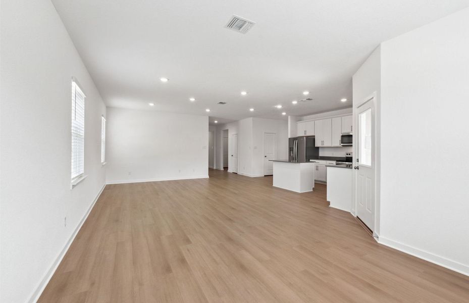 Spacious, unfurnished interior of a new home in Skyview, Belton (Image 32).