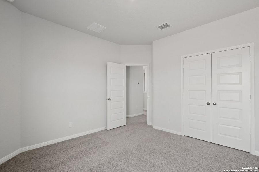 Spacious, unfurnished interior of a new home in Melissa Ranch, San Antonio (Image 22).