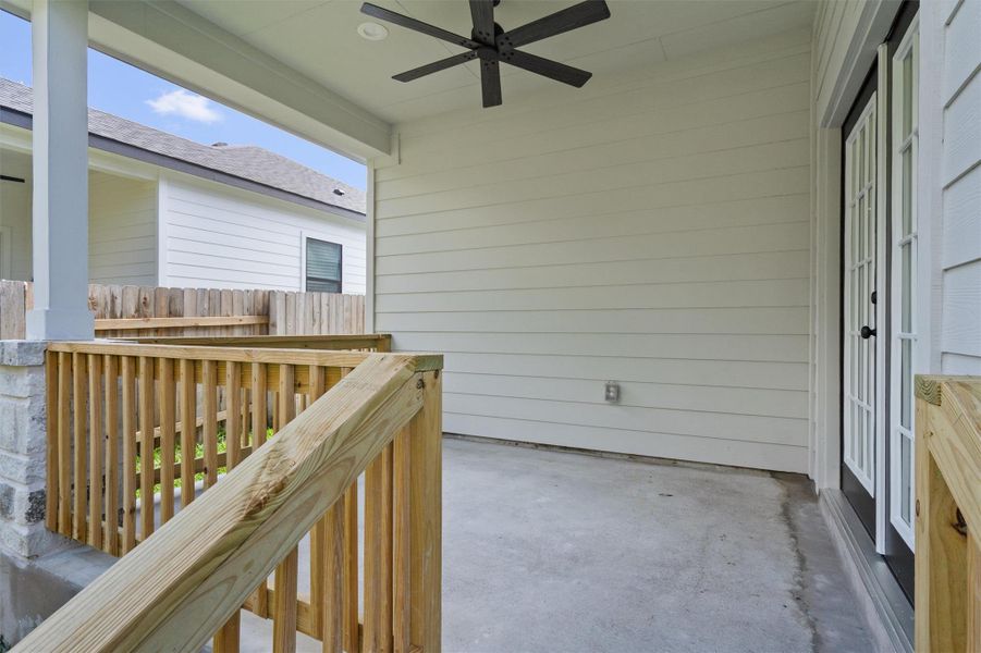 Exterior details and patio area of a home in , Giddings (Image 18).