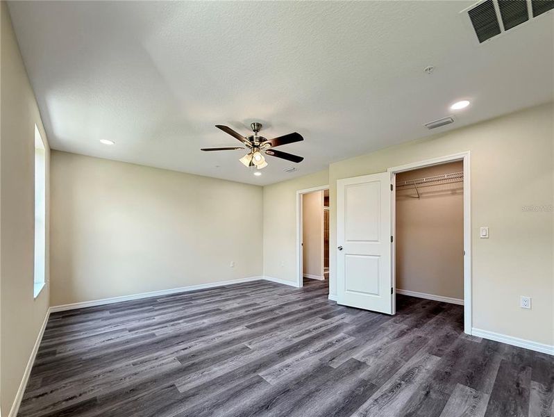 Spacious, unfurnished interior of a new home in , Tampa (Image 13).