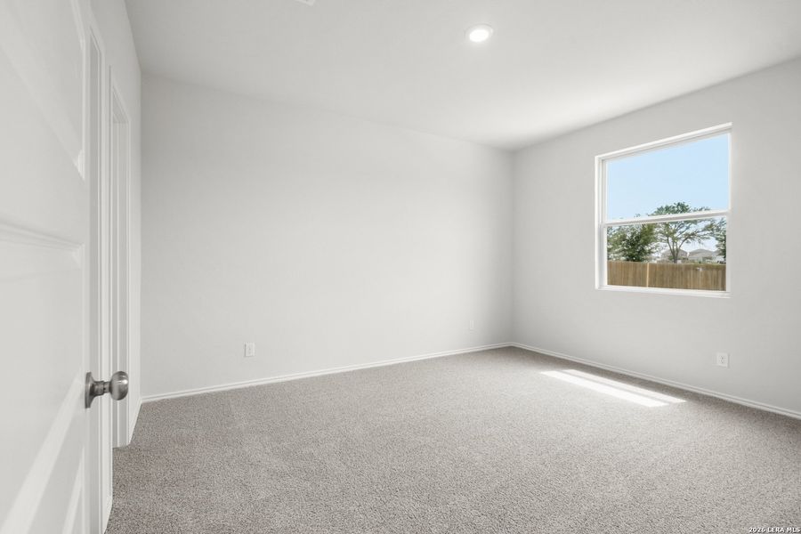 Spacious, unfurnished interior of a new home in Blue Ridge Ranch, San Antonio (Image 26).