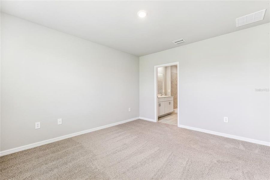 Spacious, unfurnished interior of a new home in Heritage Lake Park, Punta Gorda (Image 12).