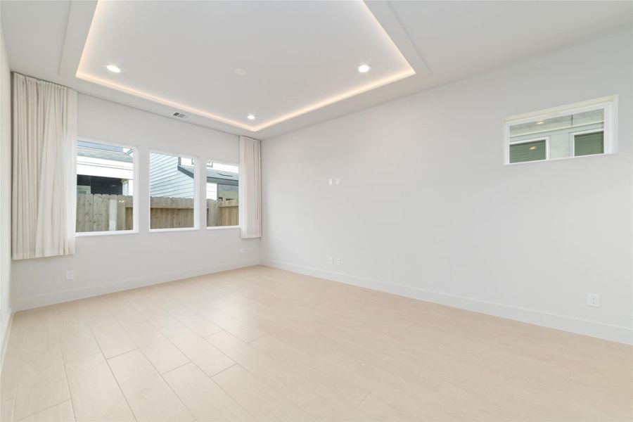 Spacious, unfurnished interior of a new home in Alicante, Houston (Image 24).