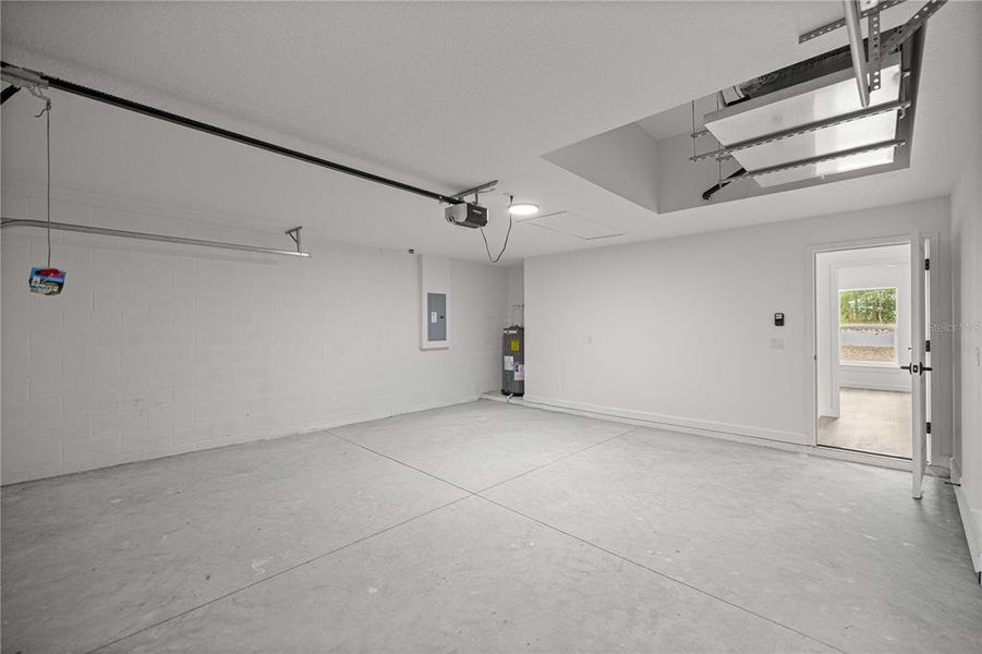 Spacious, unfurnished interior of a new home in , Dunnellon (Image 8).
