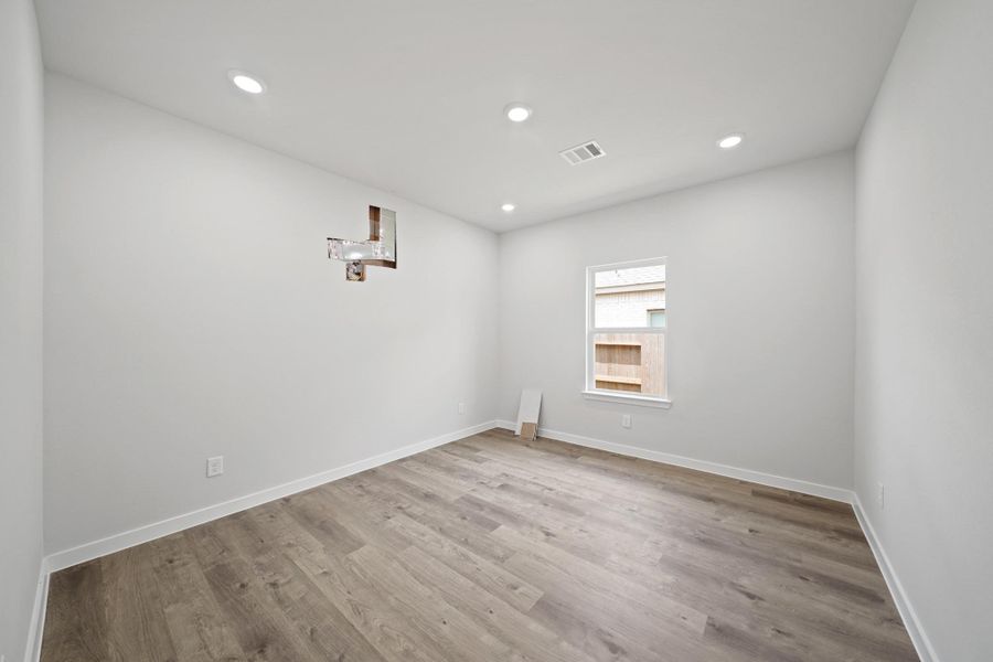 Spacious, unfurnished interior of a new home in Sunterra, Katy (Image 14).