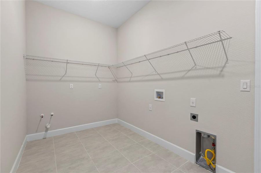 Spacious, unfurnished interior of a new home in , Sarasota (Image 39).