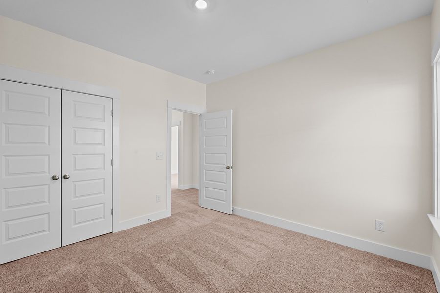 Spacious, unfurnished interior of a new home in Fieldstone, Lexington (Image 43).