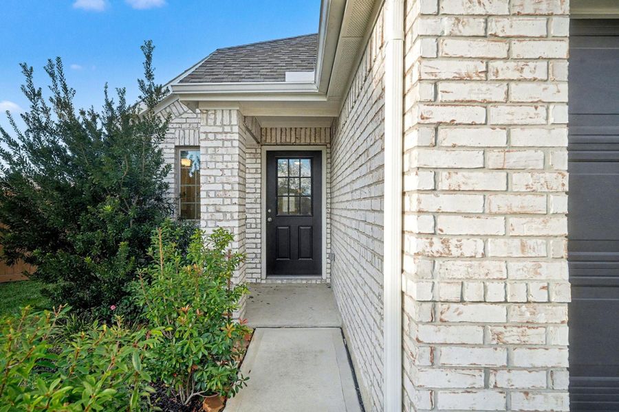 Charming front patio! Charming front patio!