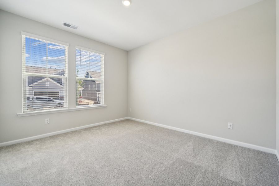 Spacious, unfurnished interior of a new home in The Coves on Lake Wylie, Charlotte (Image 14).