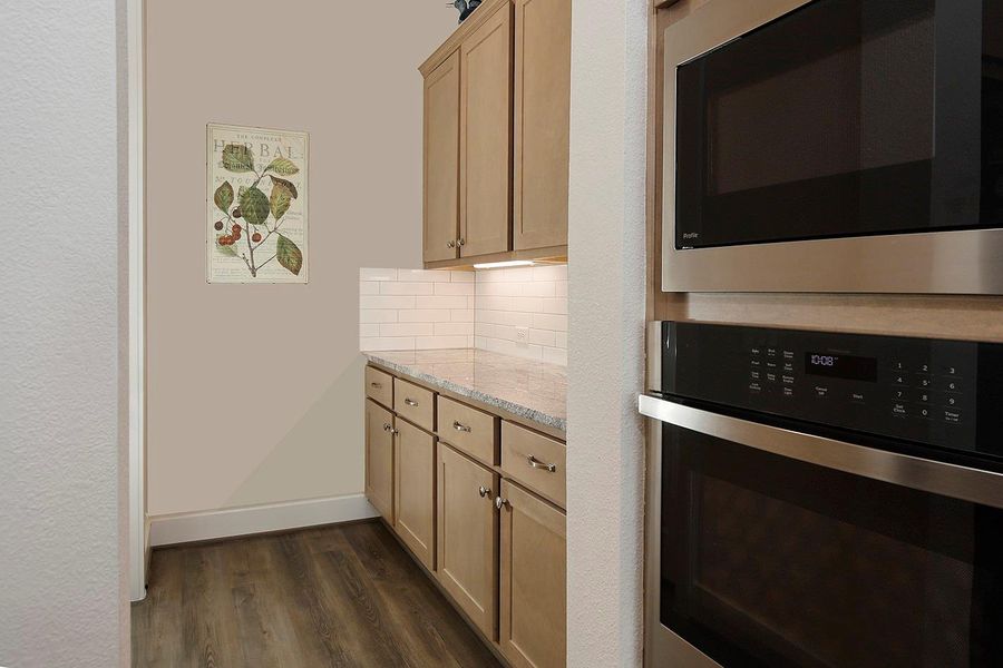 Vew into the "messy kitchen" Vew into the "messy kitchen"