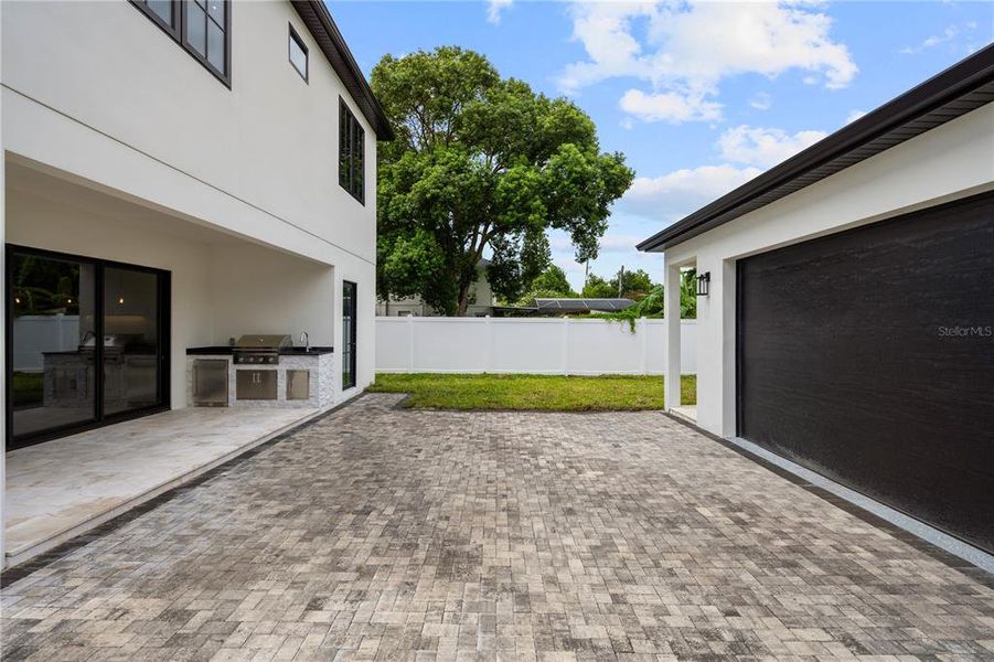 Exterior details and patio area of a home in College Park, Orlando (Image 22).
