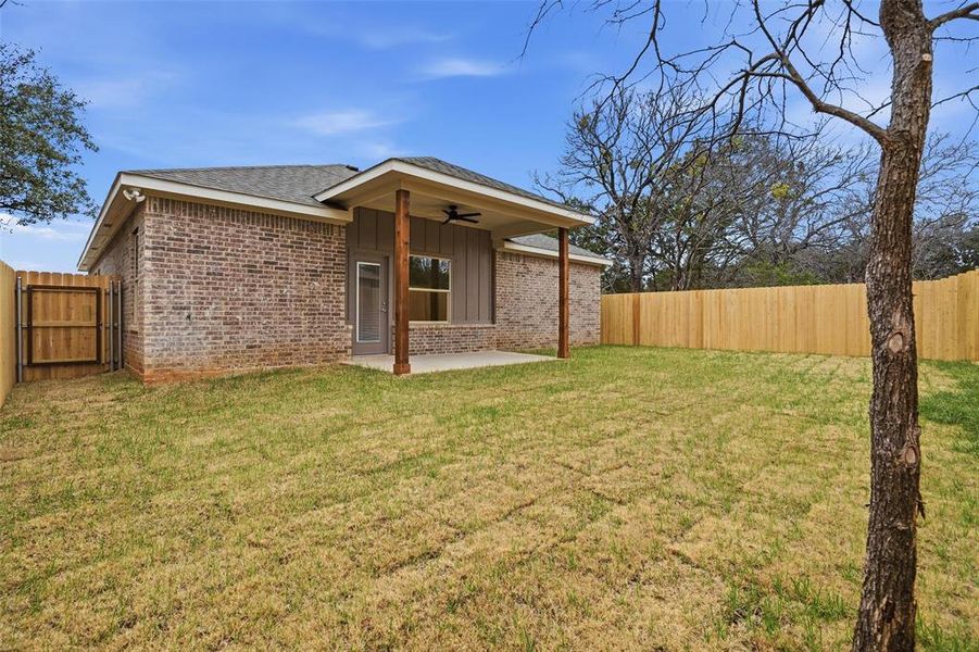 Exterior details and patio area of a home in , Granbury (Image 4).
