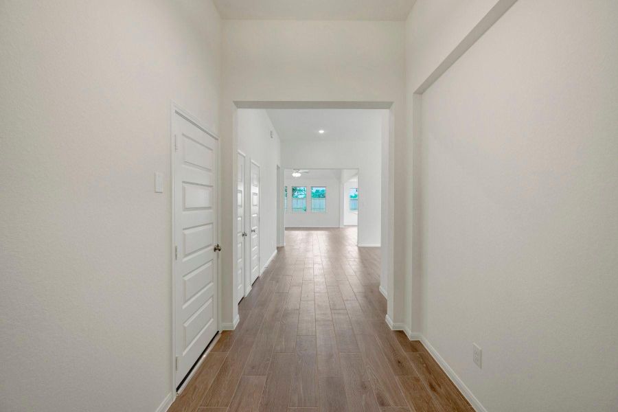 Inviting foyer (*Photo not of actual home and used for illustration purposes only.) Inviting foyer (*Photo not of actual home and used for illustration purposes only.)