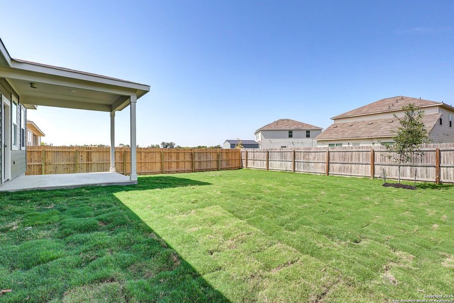 Exterior details of a home in Cinco Lakes, San Antonio (Image 9).