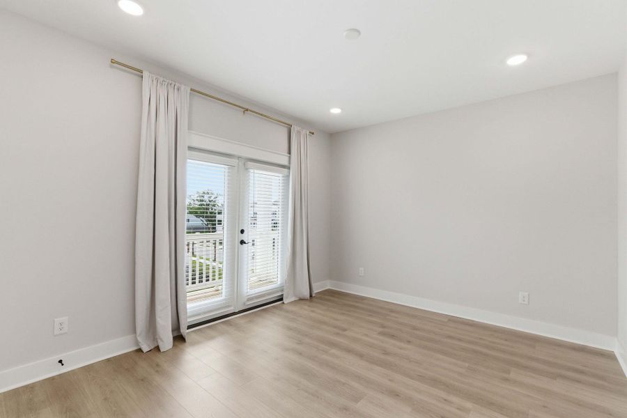 Spacious, unfurnished interior of a new home in Liberty Hill Farm, Mount Pleasant (Image 49).