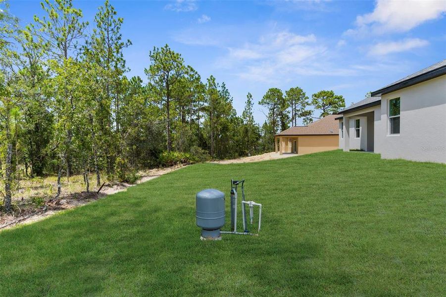 Exterior details and patio area of a home in , Weeki Wachee (Image 43).