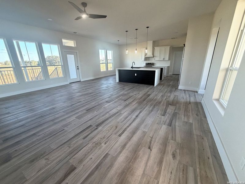 Spacious, unfurnished interior of a new home in , La Vernia (Image 30).