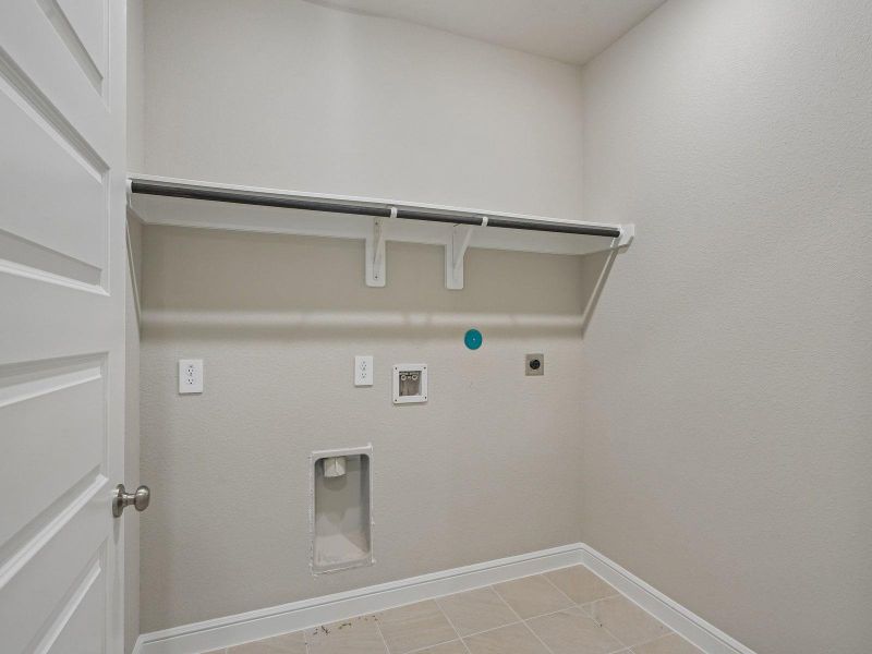 Spacious, unfurnished interior of a new home in Massey Oaks - Estate Series, Pearland (Image 23).