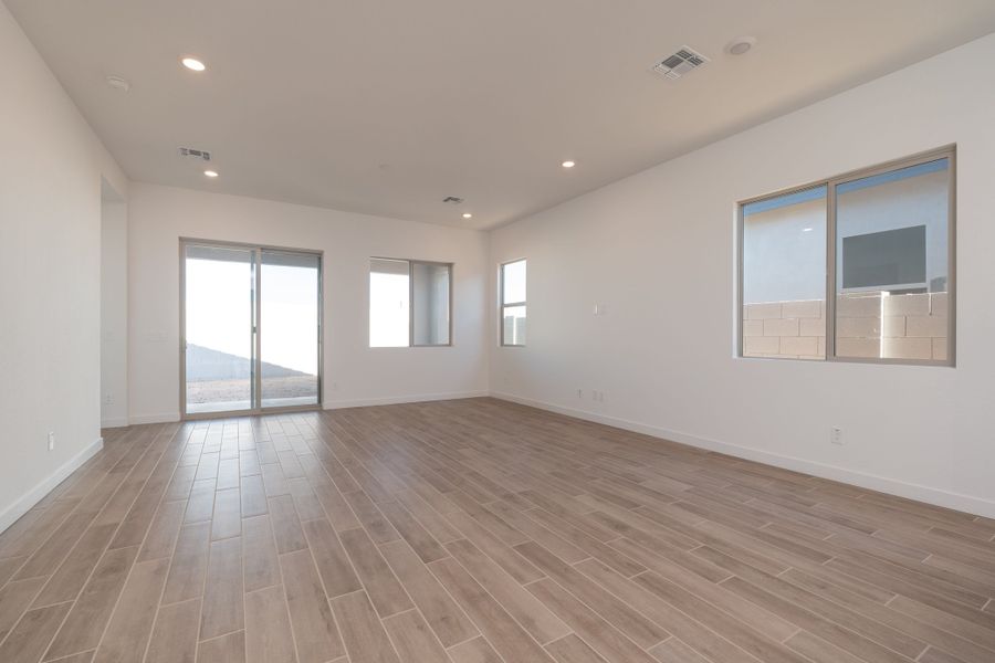 Spacious, unfurnished interior of a new home in Soleo, San Tan Valley (Image 9).