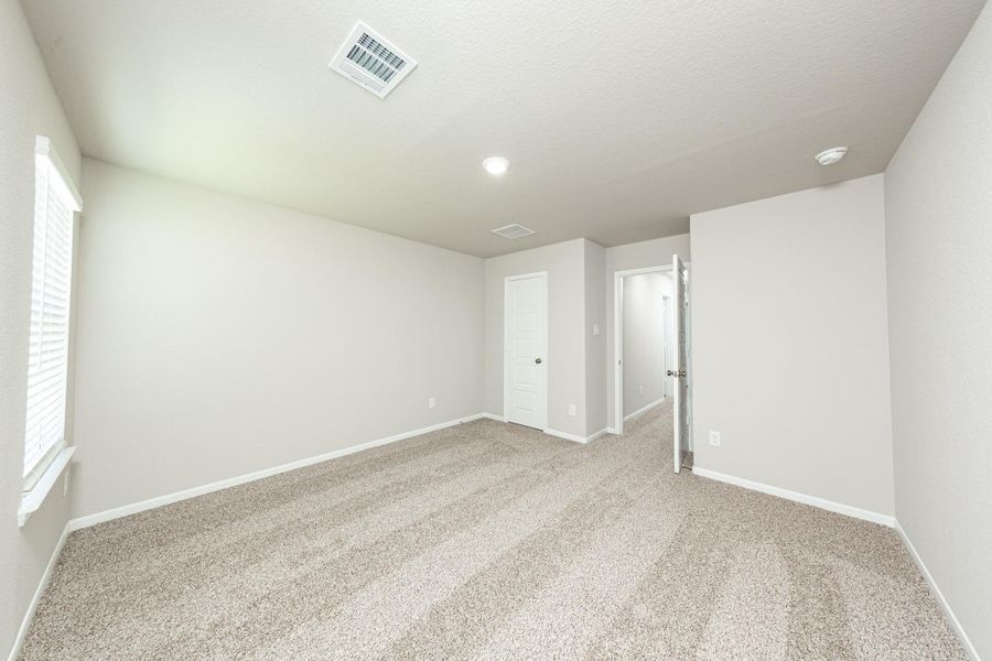 Spacious, unfurnished interior of a new home in Mackenzie Creek, Conroe (Image 17).