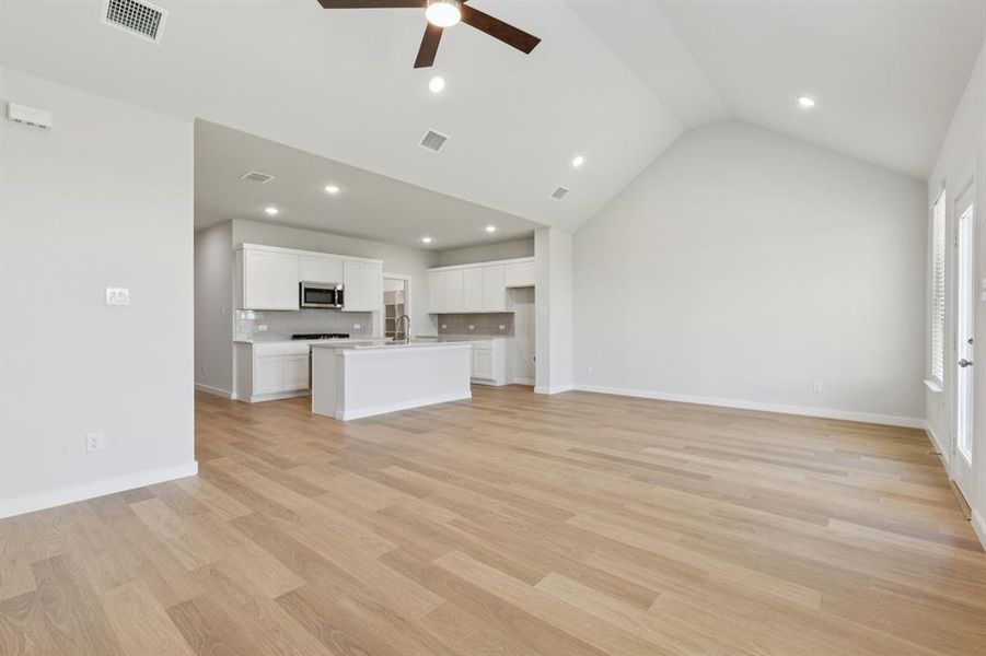 Spacious, unfurnished interior of a new home in Windmore, Princeton (Image 20).