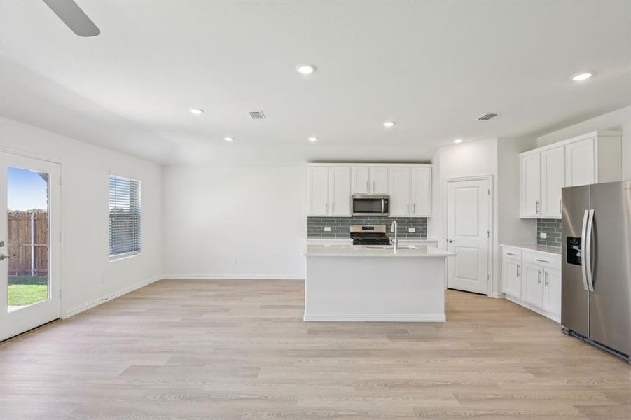 Spacious, unfurnished interior of a new home in Stonehaven, Seagoville (Image 17). Spacious, unfurnished interior of a new home in Stonehaven, Seagoville (Image 17).