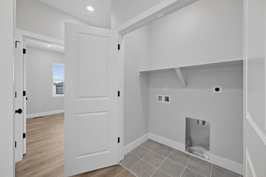 Spacious, unfurnished interior of a new home in Trailstone, Arvada (Image 23).