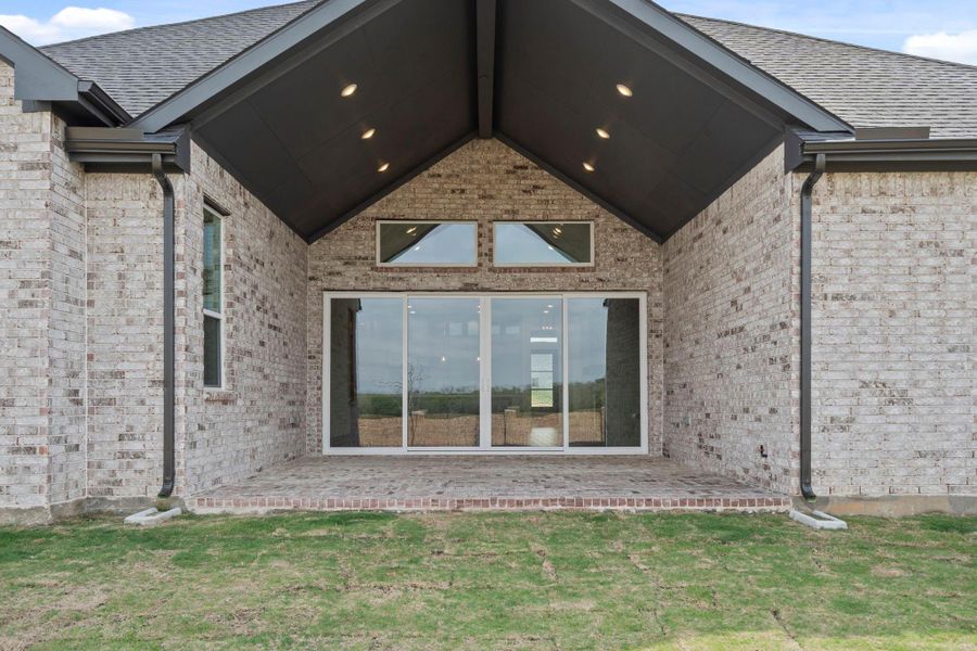 Exterior details and patio area of a home in Briarley, Montgomery (Image 3).