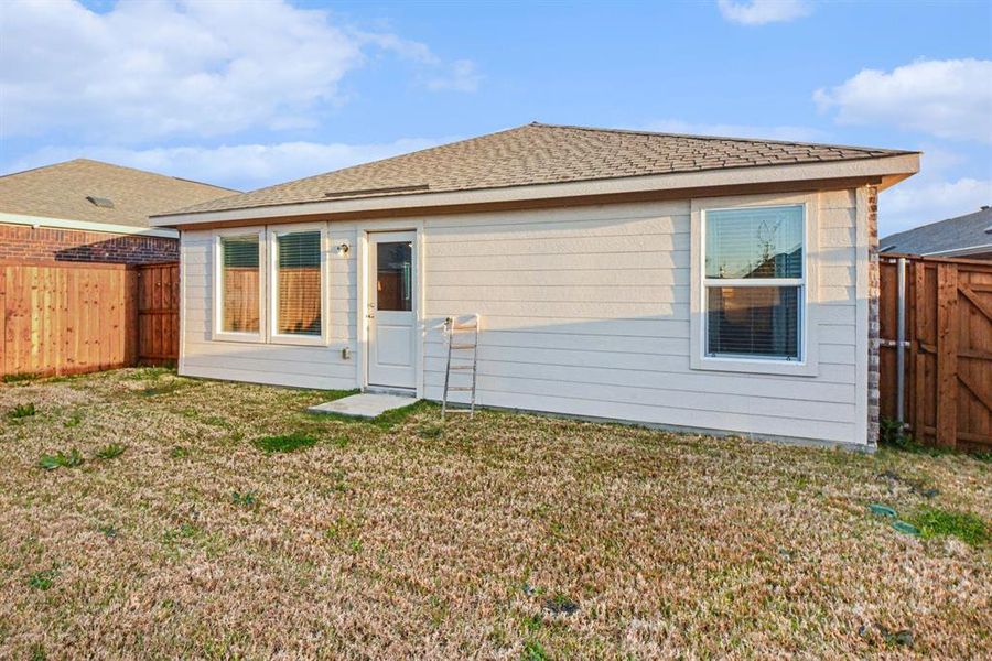 Exterior details and patio area of a home in Mobberly Farms, Pilot Point (Image 19).