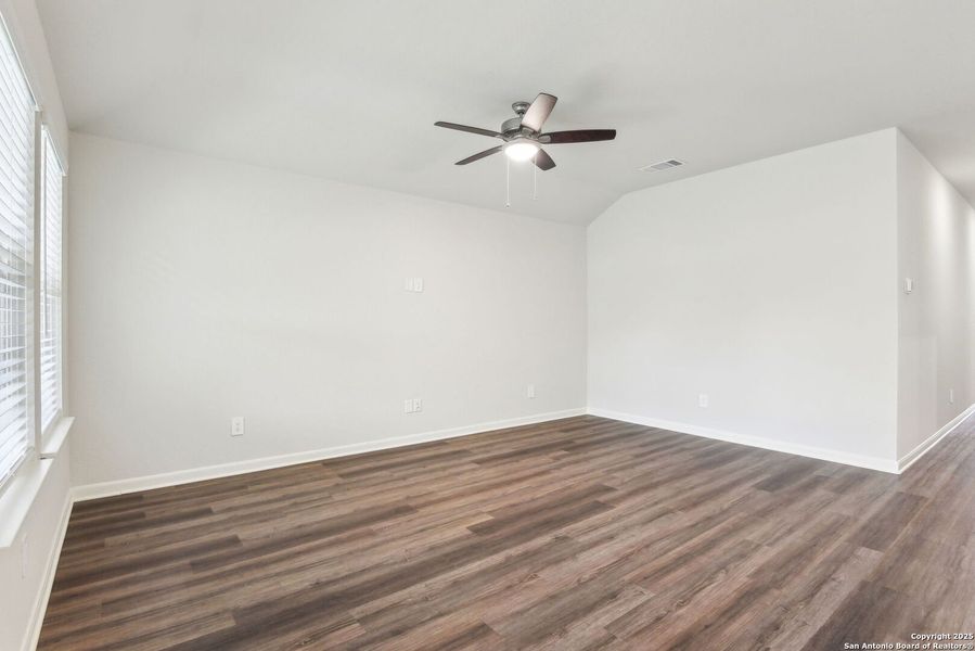 Spacious, unfurnished interior of a new home in Sagebrooke - Premier Series, San Antonio (Image 25).