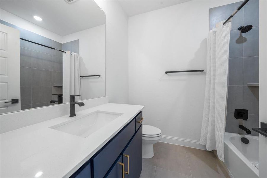 Furnished interior view inside a new home in , Frisco (Image 9).