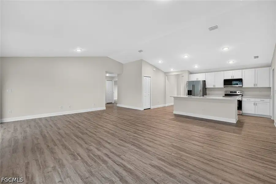 Spacious, unfurnished interior of a new home in Cape Coral, Cape Coral (Image 20).
