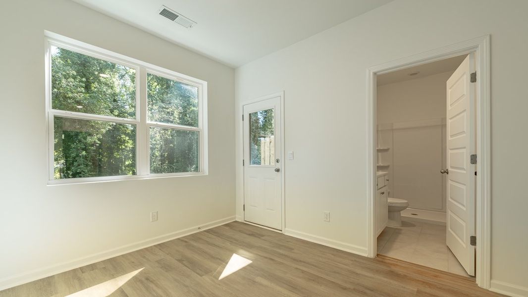 Spacious, unfurnished interior of a new home in Benteen Reserve, Atlanta (Image 15).