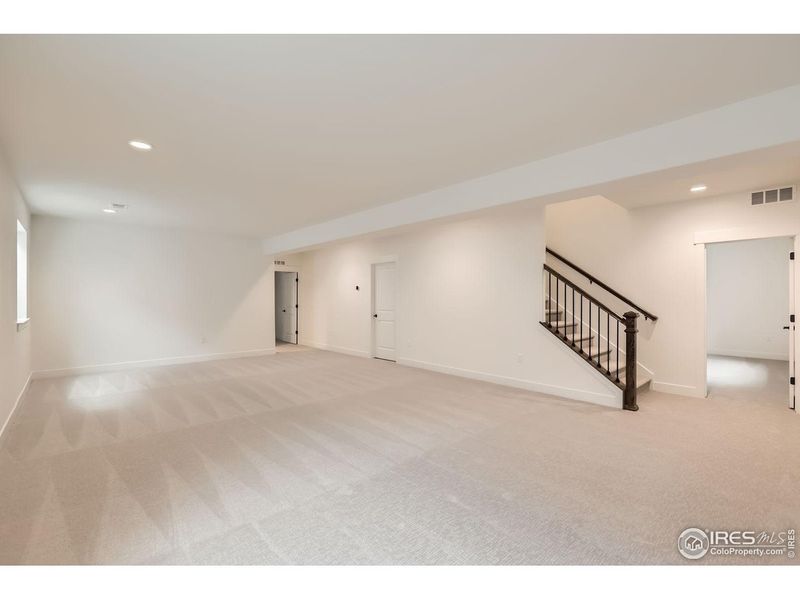 Spacious, unfurnished interior of a new home in Barefoot Lakes, Longmont (Image 16).