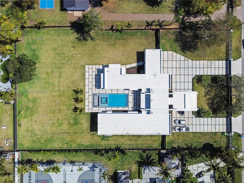 Community amenities in , Miami (Image 4).