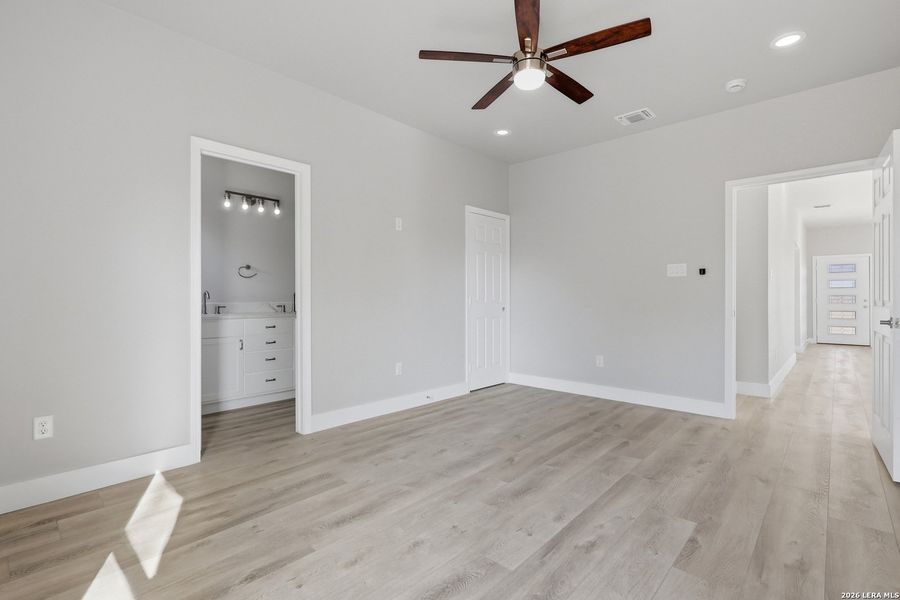 Spacious, unfurnished interior of a new home in , San Antonio (Image 26).
