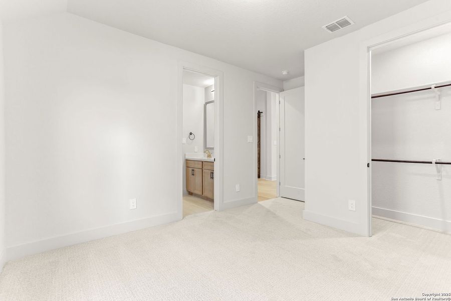 Spacious, unfurnished interior of a new home in Esperanza - 70', Boerne (Image 32).