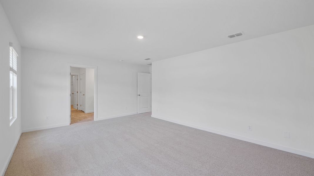 Spacious, unfurnished interior of a new home in Owensby Farms, Dayton (Image 20).