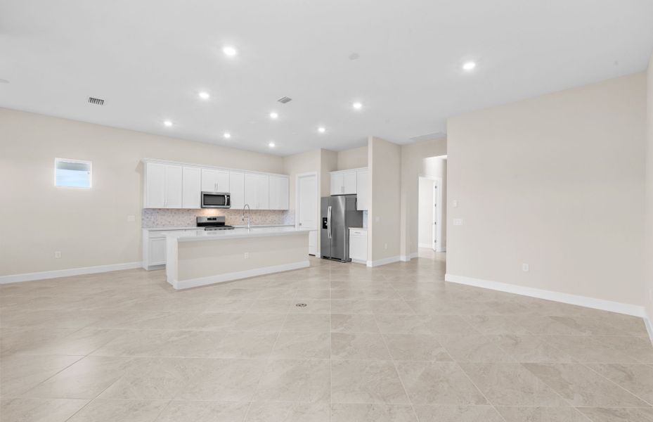 Spacious, unfurnished interior of a new home in Del Webb Oak Creek, North Fort Myers (Image 18).