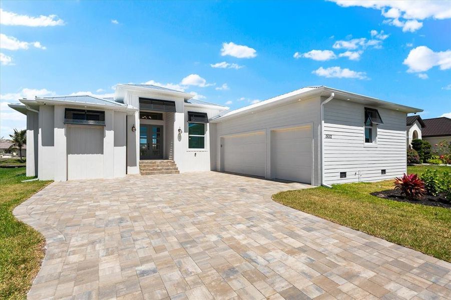 Exterior details and patio area of a home in , Port Charlotte (Image 27).