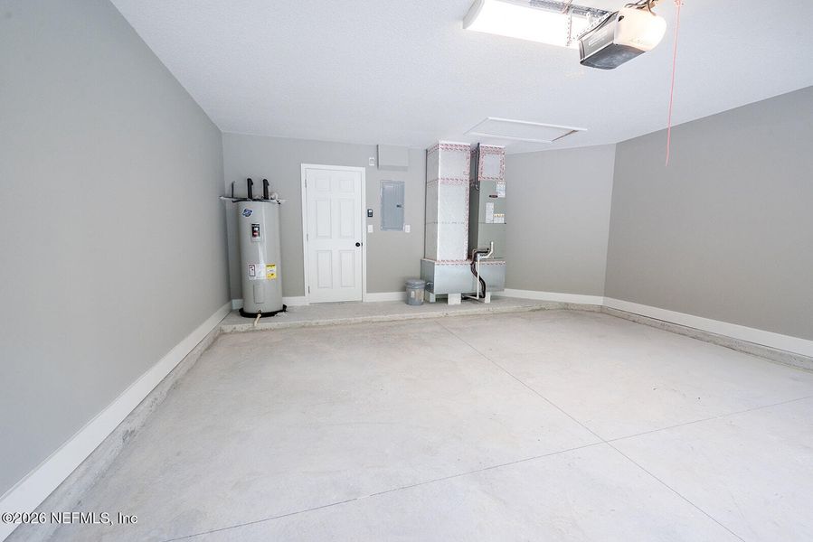 Spacious, unfurnished interior of a new home in , Florahome (Image 38).