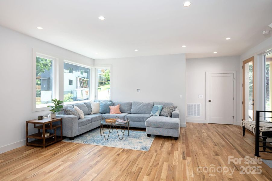 Large Living Space for Relaxing and Entertaining Large Living Space for Relaxing and Entertaining