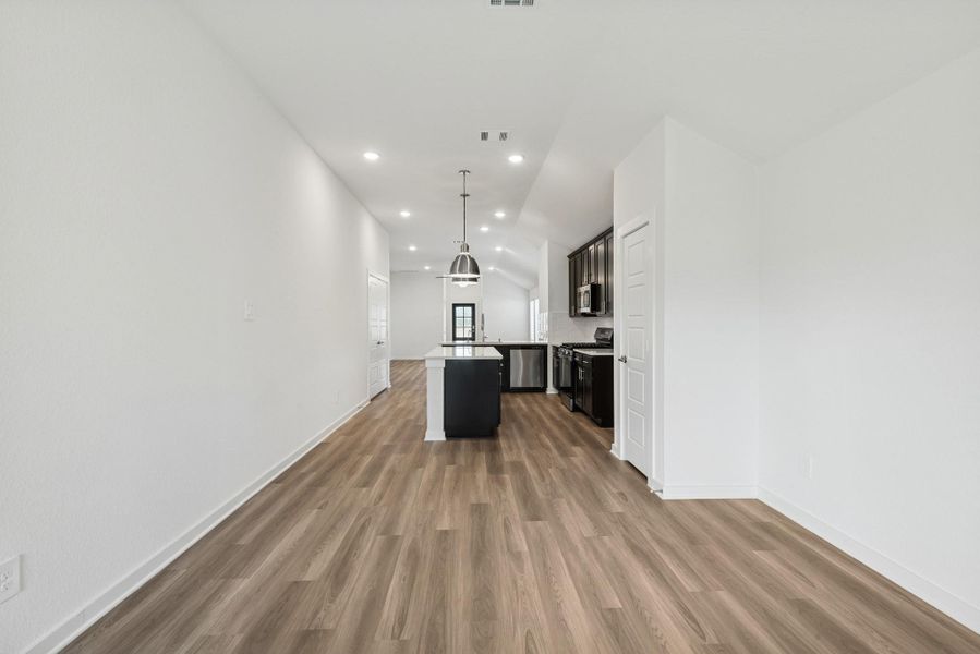 Spacious, unfurnished interior of a new home in Lone Star Landing, Montgomery (Image 19).