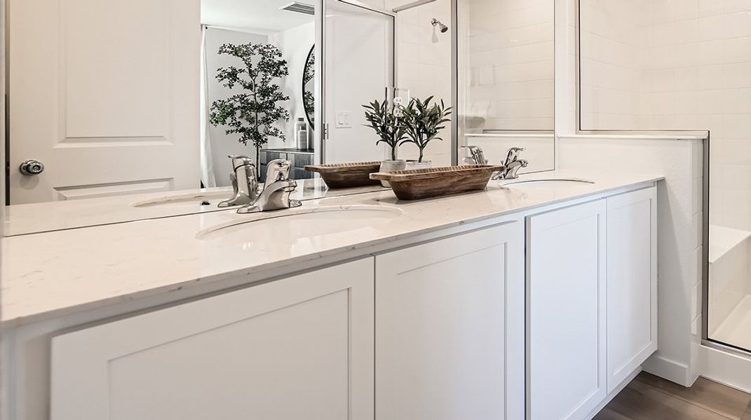 073125 1807 Vibrant II Owners Bath F2