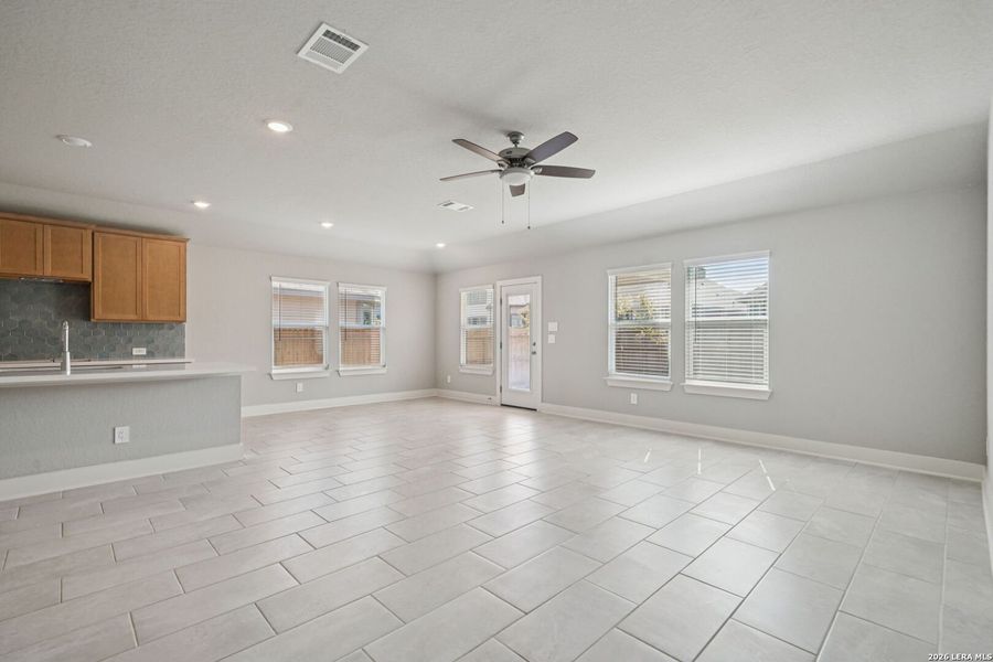 Spacious, unfurnished interior of a new home in Estancia Ranch - Classic Series, San Antonio (Image 26).